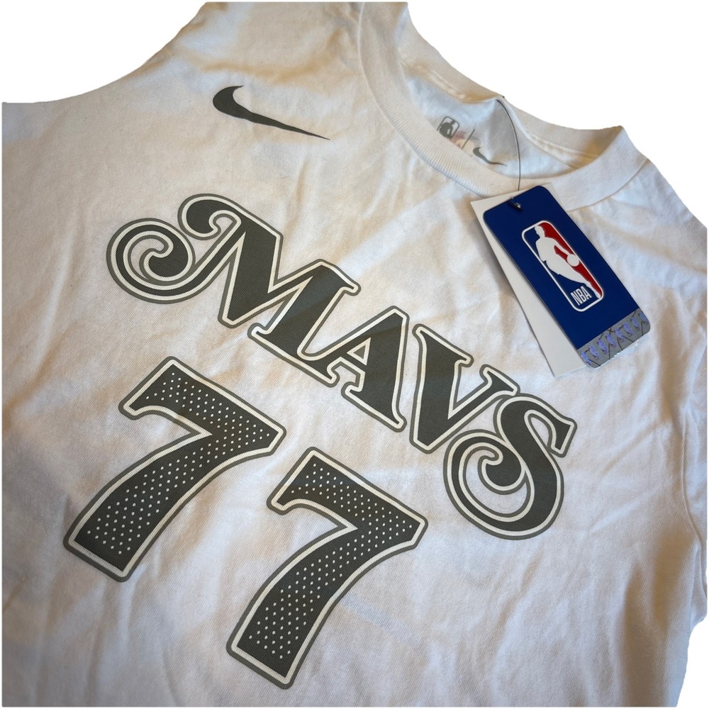 NiKE NBA Dončič Mavs #77 The Nike T-shirt Boy's MEDIUM 10-12 White